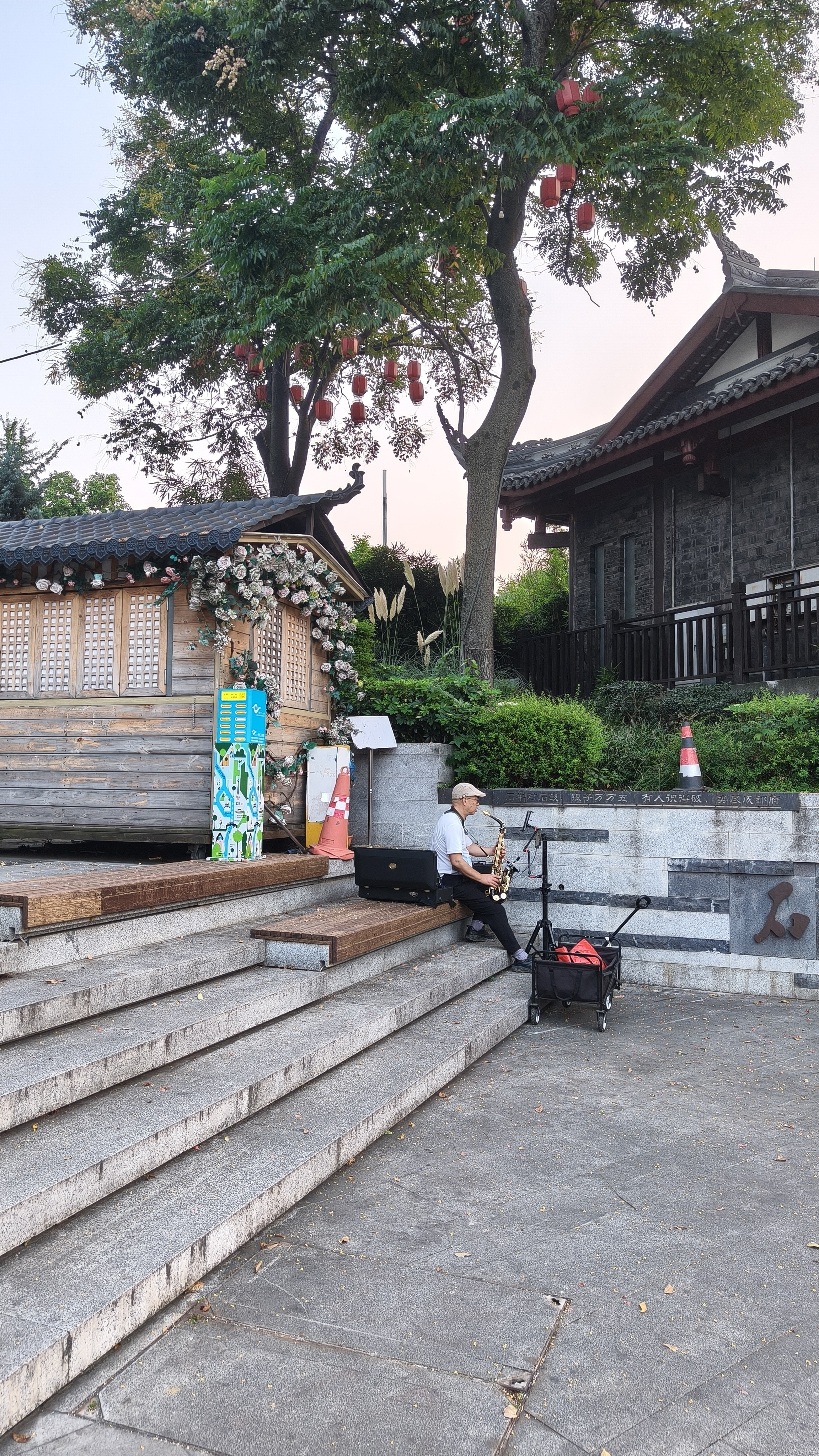 吃完晚饭，去附近的公园逛逛，随手记录美好。在这公园散步跑步的人很多，还有很多钓鱼