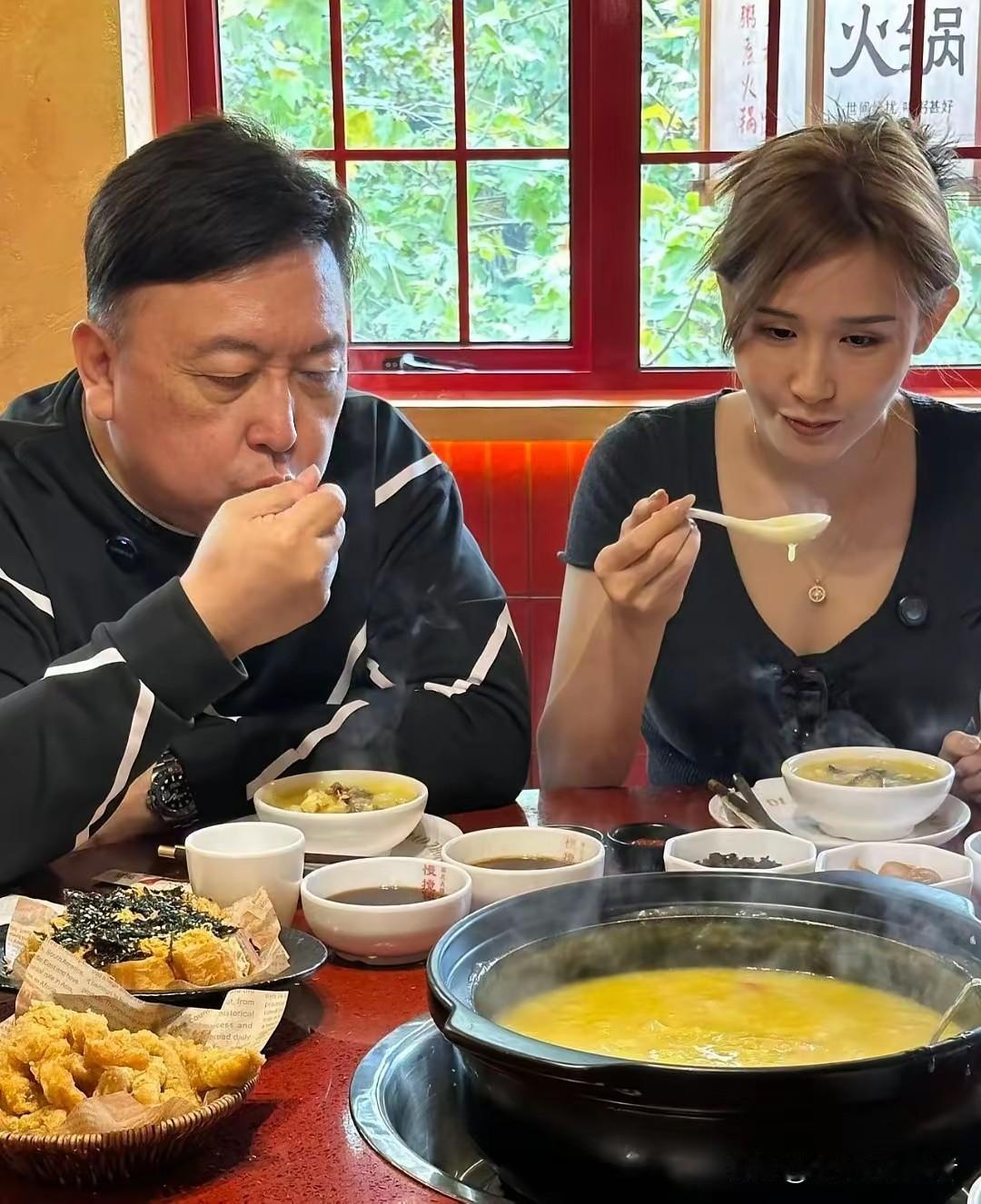 王晶真是在美女堆里变老，如今王晶70岁了，看起来真的一点不老，油光满面。王晶这