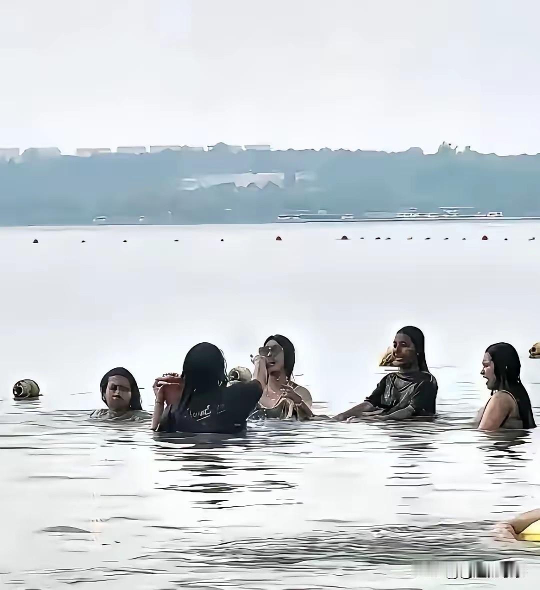 我刚刷手机差点没喷出来，山东淄博那个水库，当地人吃水用的，视频里几个印度老哥泡里