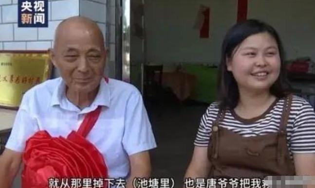 湖南一女子开车掉入池塘中，71岁大爷拼死相救，谁料，女子上门感谢的时候，看着墙上