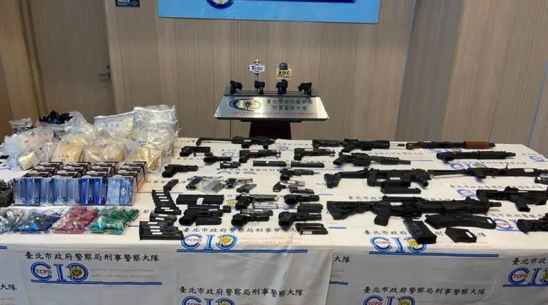 台北市警方在对新北市淡水区一处房产进行突击搜查后，逮捕了4名嫌疑人，并没收了