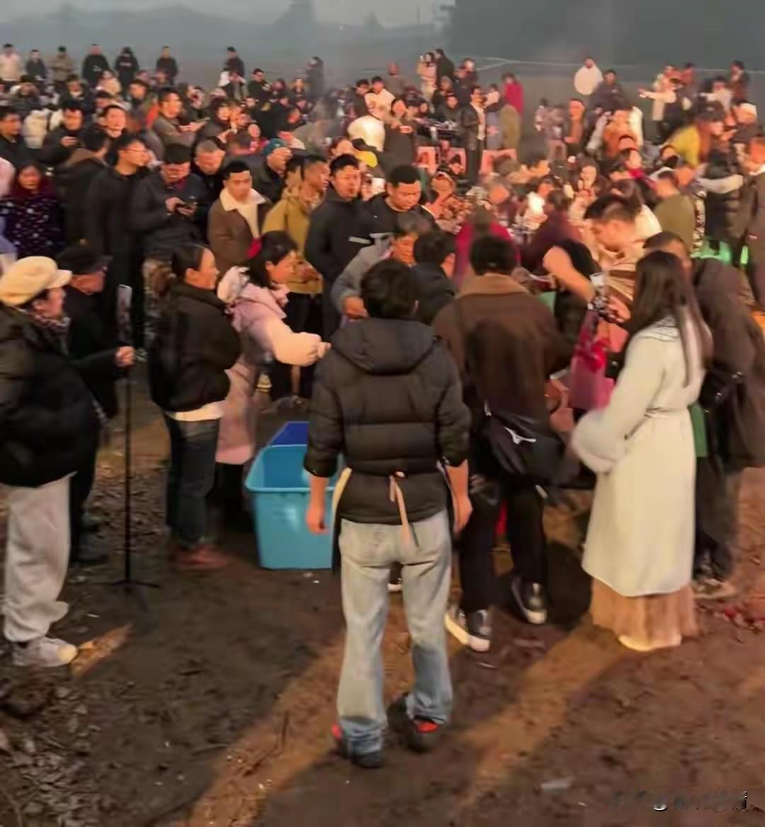 破防了！比结婚还热闹的杀猪饭，结局呆呆崩溃大哭，网友：满地狼藉没人收，全是举手机