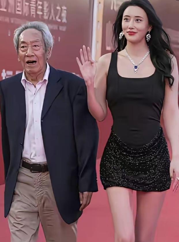 用十一年给当年的嘲讽交上了答卷！八十岁王奎荣身边，当年那个非他不嫁的姑娘现在怎样