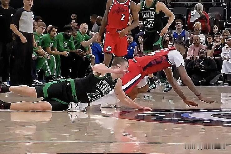 快船防守悍将小琼斯又受伤了！在今日快船对阵凯尔特人的第四节比赛中，小琼斯在争