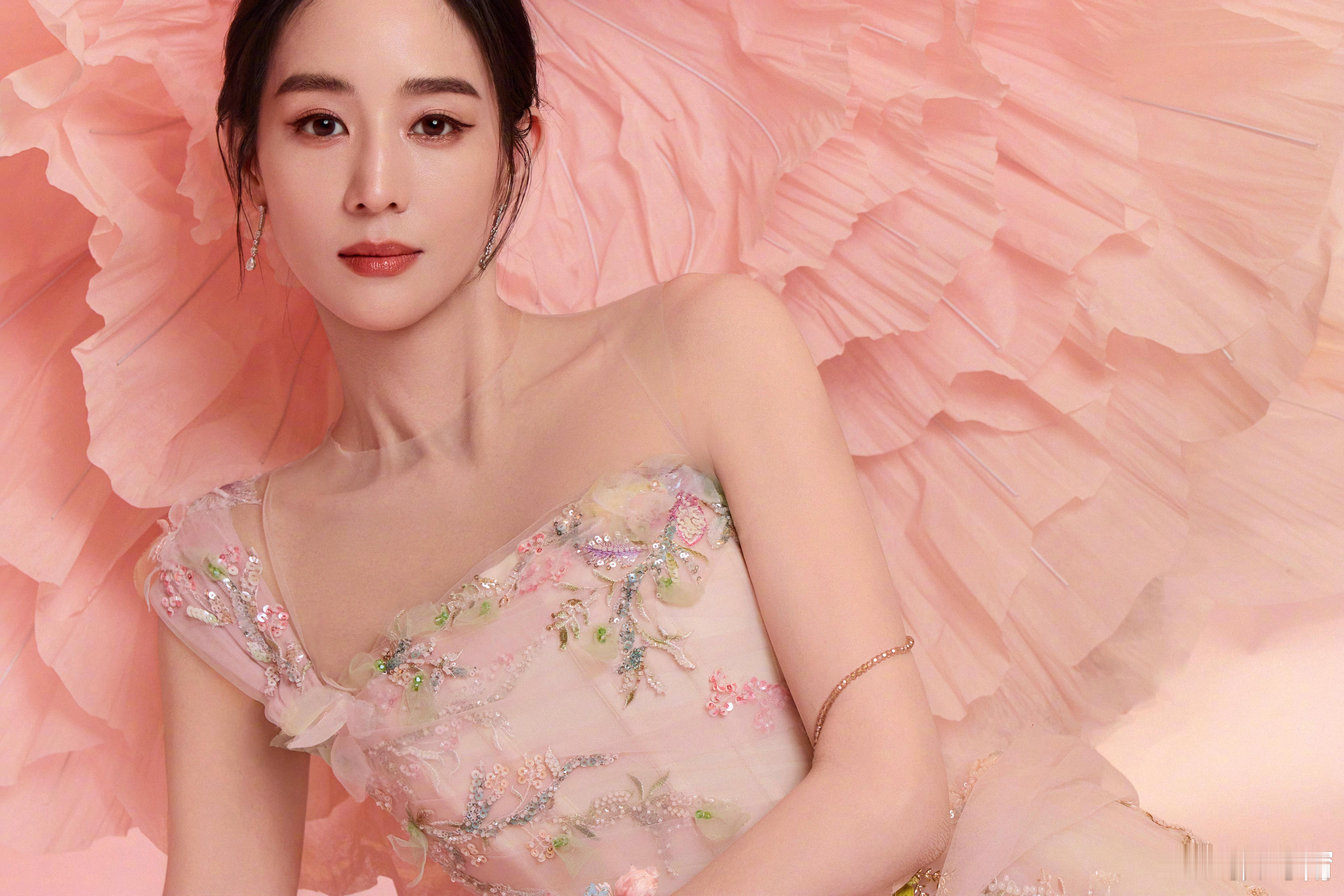 2张钧甯揉碎一抹烟粉晚霞，织就这袭繁花纱裙，时光都在此刻变得柔软缱绻。张钧甯