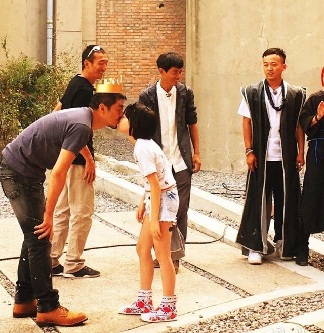 李亚鹏露出慈父笑容，在爱中长大的李嫣笑得很开心，好一幅父女情深的画面。李嫣长得像