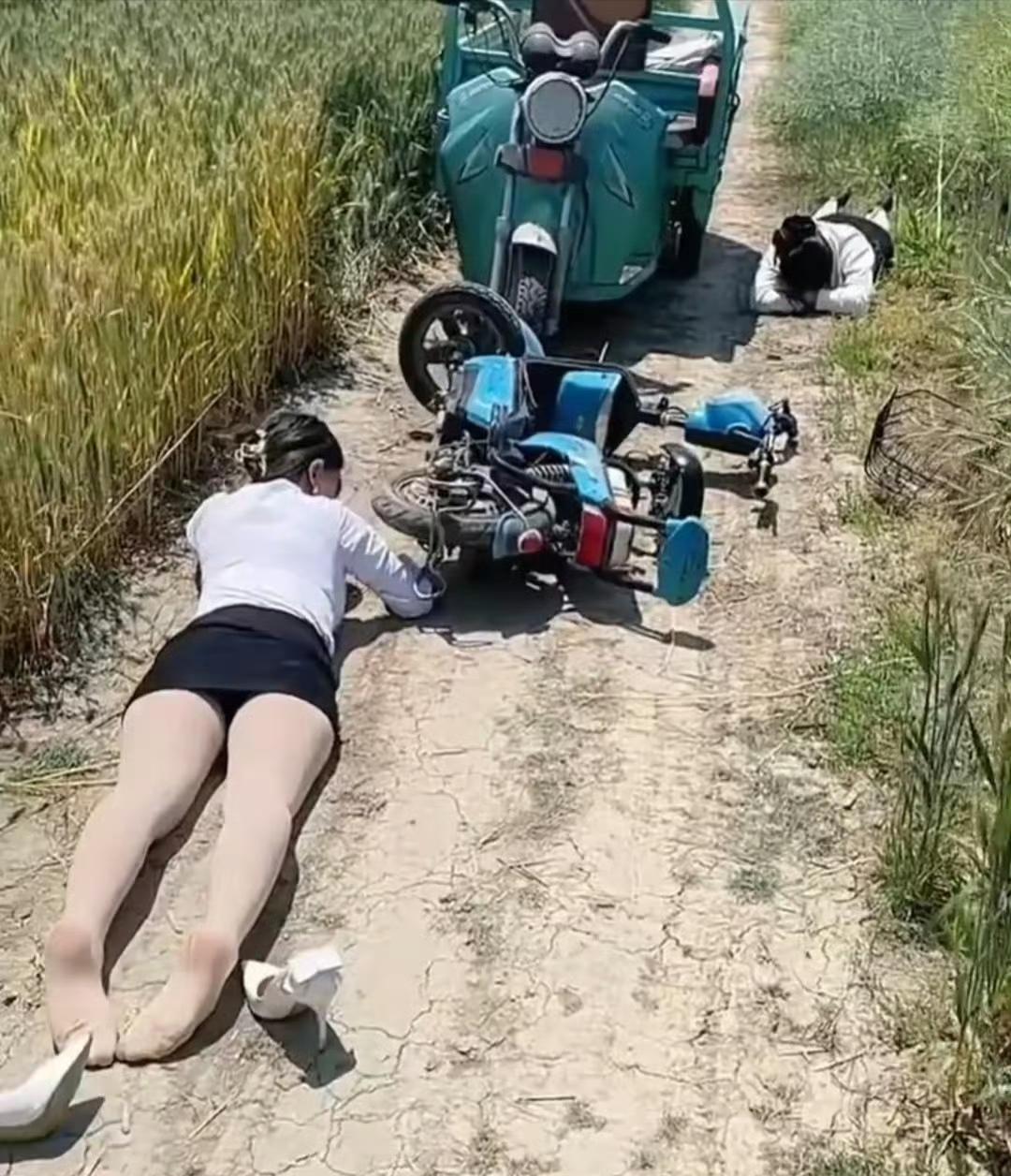 很多小地方，有个不成文的规定。二人相撞先起来的理亏。为啥会这样？