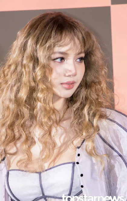 哇塞!Lisa以羊毛卷造型亮相LV活动，宛如从油画中袅袅走来的公主，美得让人瞬间