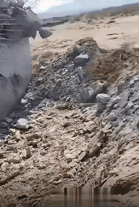 这也太厉害了！目测这堵墙至少得有七八米厚，竟然一发炮弹全给打穿了。再往旁边看，