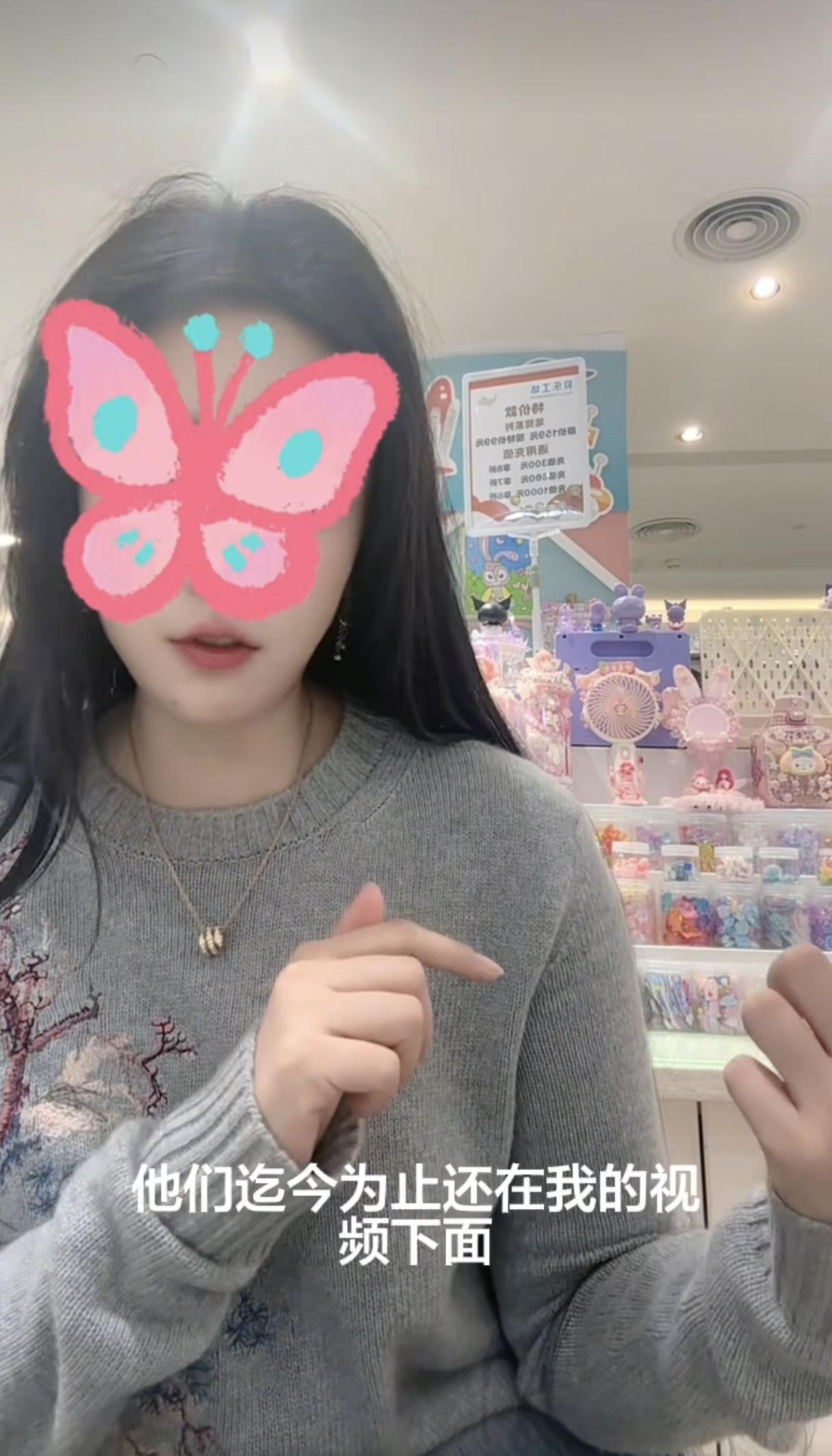 被抓现行还不认！女子路边临时停车，却被店主投放钉子，车主手机拍到证据，仍不承认，