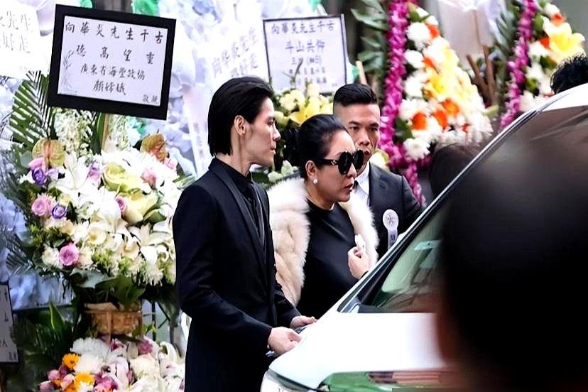 向华炎走了，93岁，江湖句号。灵堂摆满花海，上千人排队鞠躬，警方拉线维持，