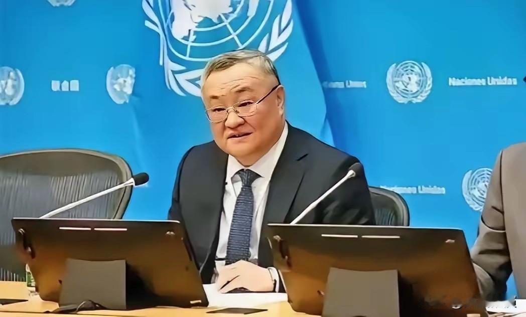 欠了46亿美元会费的美国，眼睁睁看着中国代表傅聪接过安理会主席的槌子。美国一