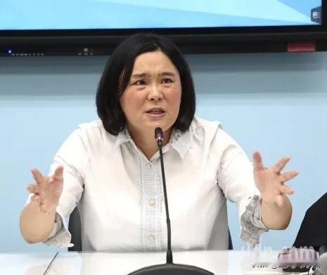 国民党立委陈玉珍今（13日）在脸书发文表示，上午6时多准备搭机返回金门跑行程时，