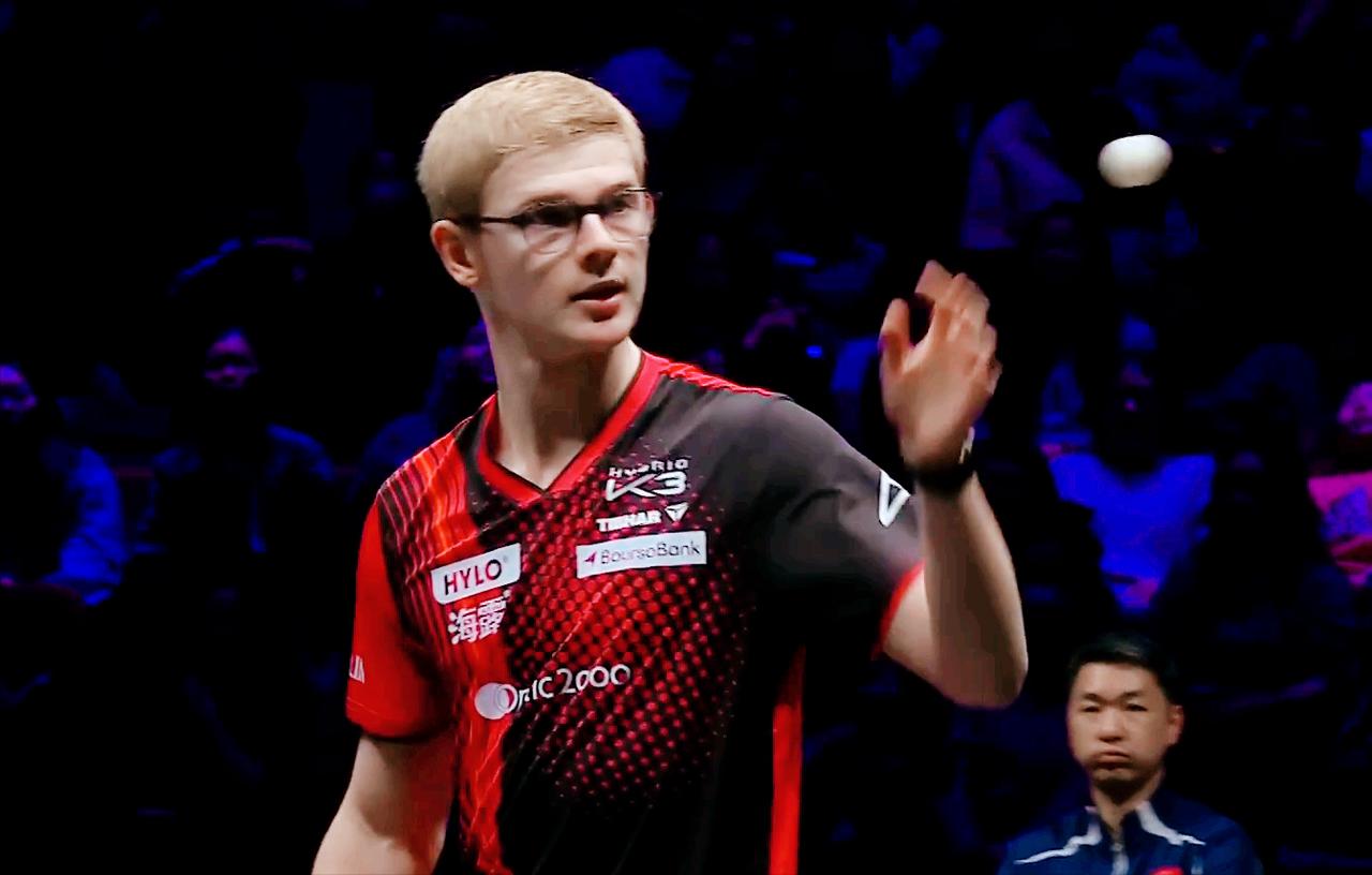 侯英超说：打勒布伦很简单，要经常擦汗，擦完不回来，溜达一圈，小布心态马上就崩。