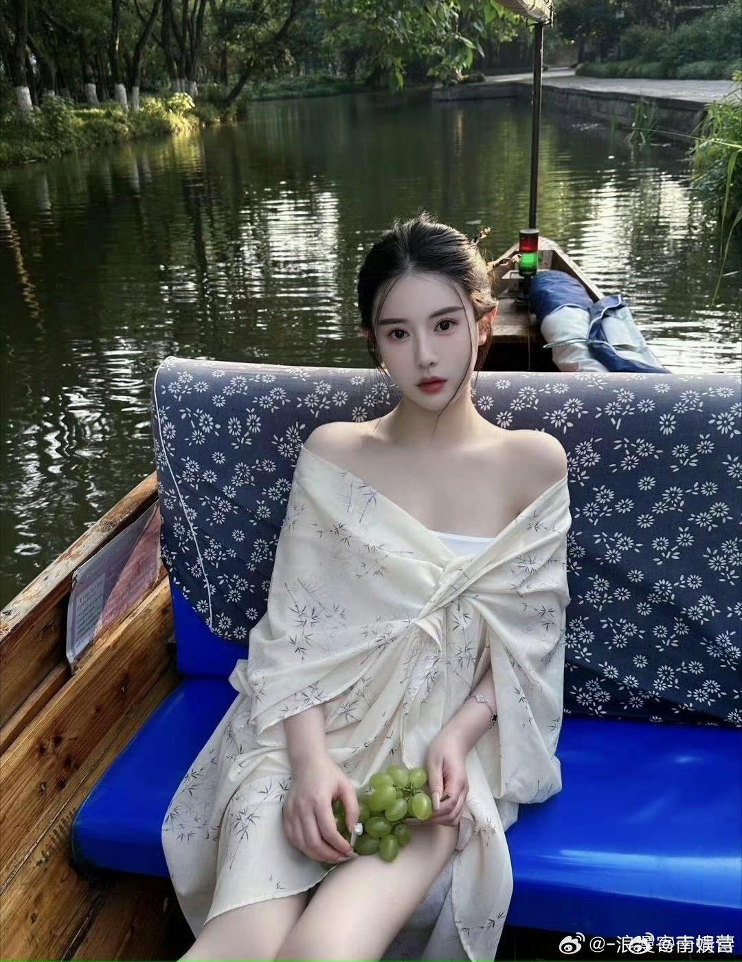 乘船游湖，清新夏日，葡萄相伴，悠然自得。