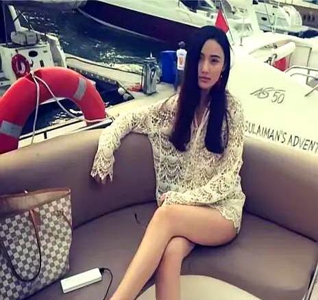 16岁拿下全国选美冠军，却甘心给丈夫当了十几年“隐形人”。直到离婚视频公布那天