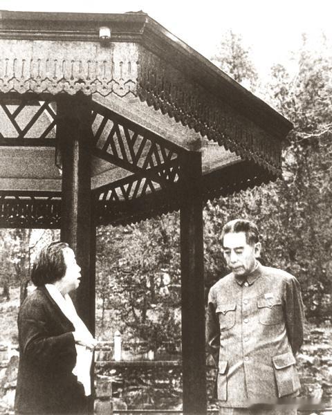 1973年6月周恩来疗养期间和邓颖超在香山双清别墅散步。