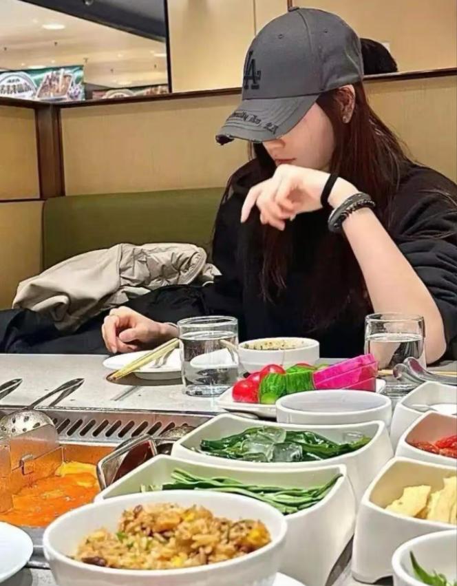 女儿吃400元海底捞，单亲妈妈崩溃大哭，发消息对女儿说：“你们养的狗都过得比我好