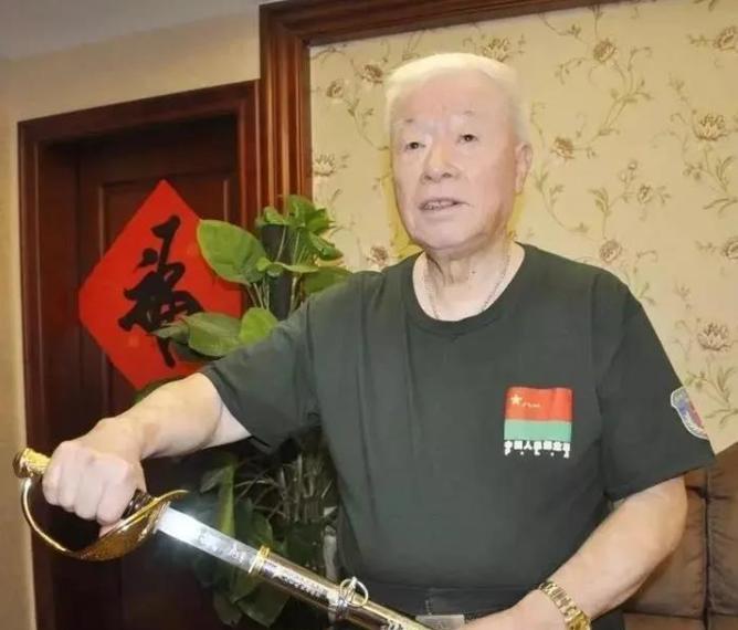 “你就算给我一百个亿，也不卖，我是中国人，绝不卖国！”1994年7月，两个美国人