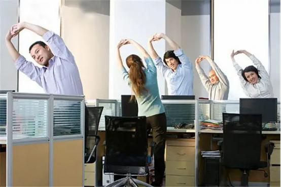 花30元假装上班的成年人，藏着最清醒的人生智慧杭州一家假装上班的公司彻底火