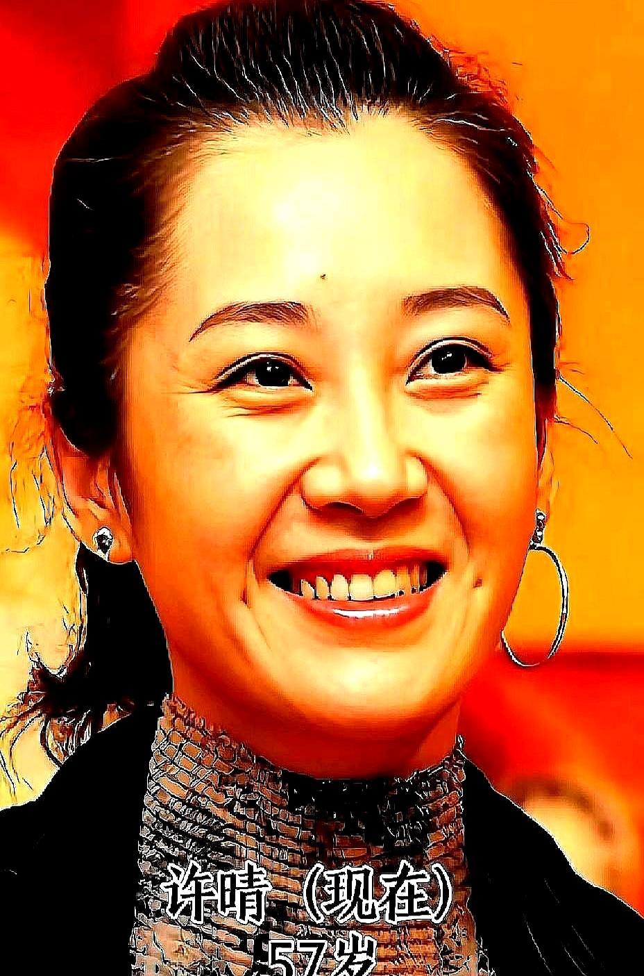 57岁，工作室被执行624万，她穿着旗袍在台上谢幕。聚光灯下，腰身笔得笔直