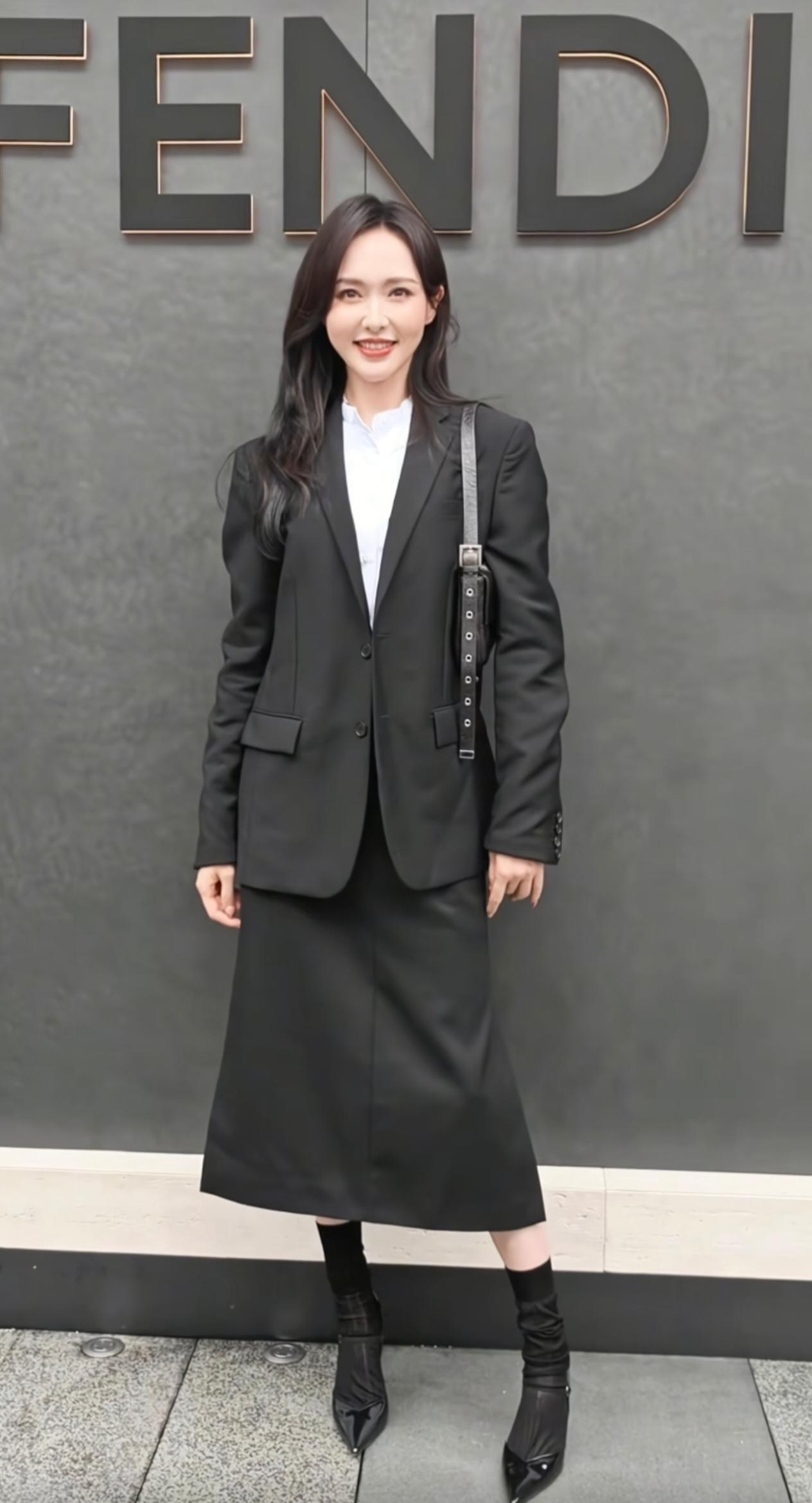 2026年7月17日唐嫣亮相成都太古里FENDI线下活动，一身黑色西装套裙简约大