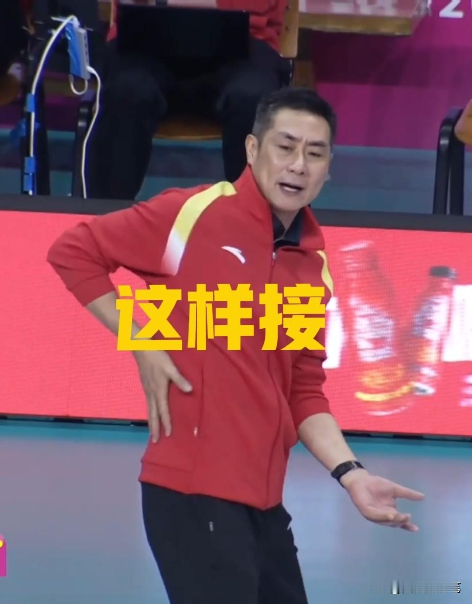 天津女排陈方教练，急得直跺脚[捂脸哭]，恨不得亲自上场瞧，陈方一脸慌张，他不由自