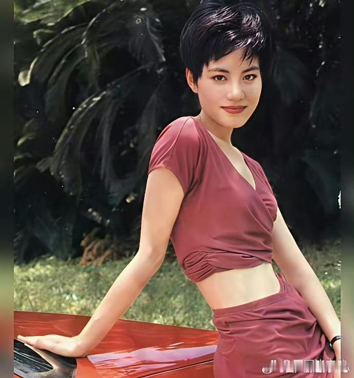 看看王菲三十年前的穿搭，这不就是那个年代县城里最潮的女孩吗？时尚果然是个轮回。