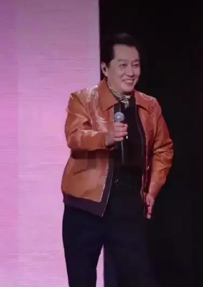 68岁唐国强穿皮衣蹦迪！镜头扫过去，差点以为是哪位顶流。亮橙皮衣、亮片内搭
