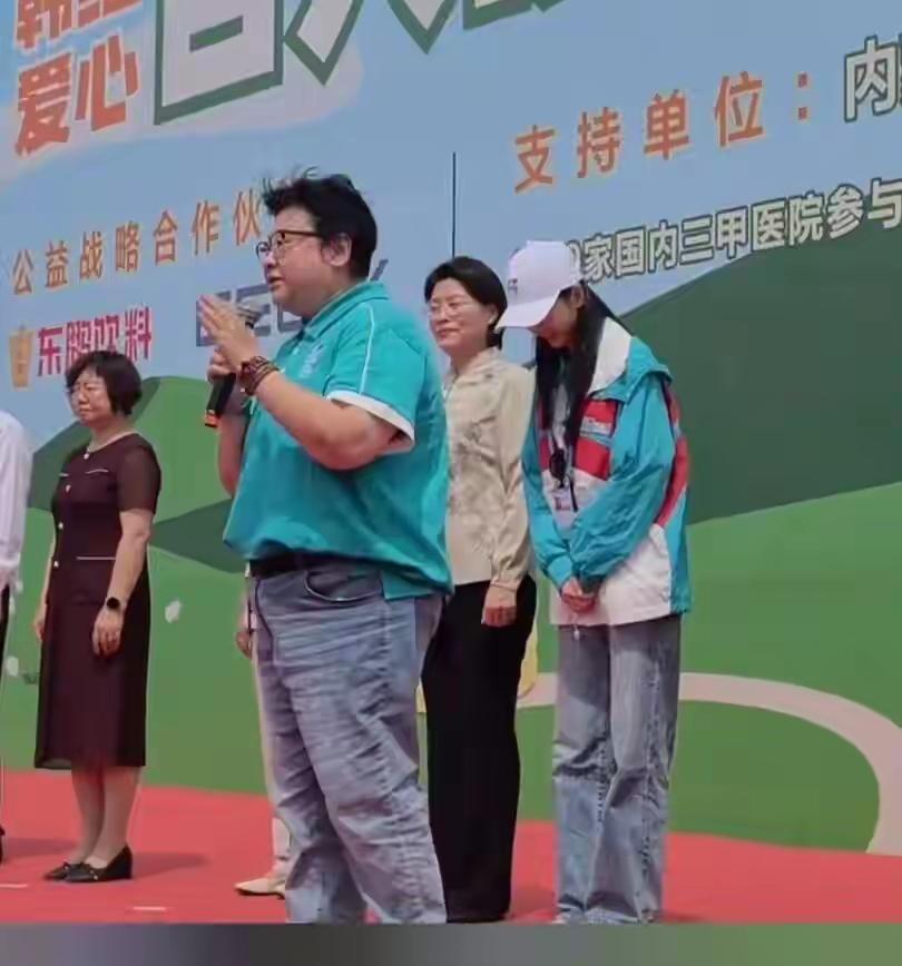 韩红被认识了几十年的朋友“背刺”了其实张泽群的目的是为韩红喊冤喊，理解她，想鼓励