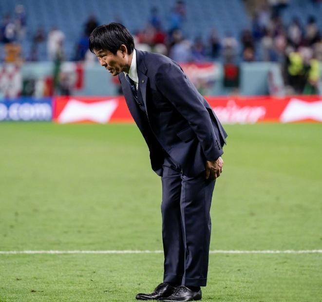 日本足协为何要这样对待世界名帅森保一！世界杯后只给了半年合同！这是绝无仅有的！亚