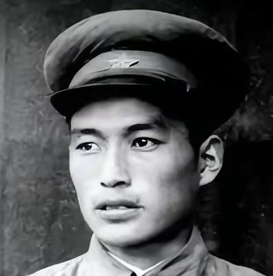 1949年,3名侦察员误入一间破旧牛棚,一名战士刚躺下,突然一阵疼痛,伸手往草堆