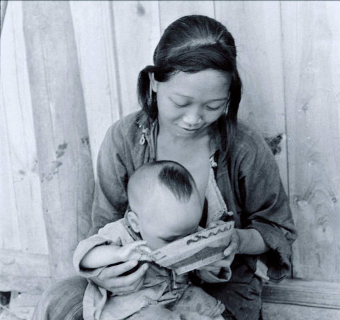 1941年，陕西。美国《LIFE》记者卡尔，来到宝鸡县武功镇。在施粥的寺庙门口，