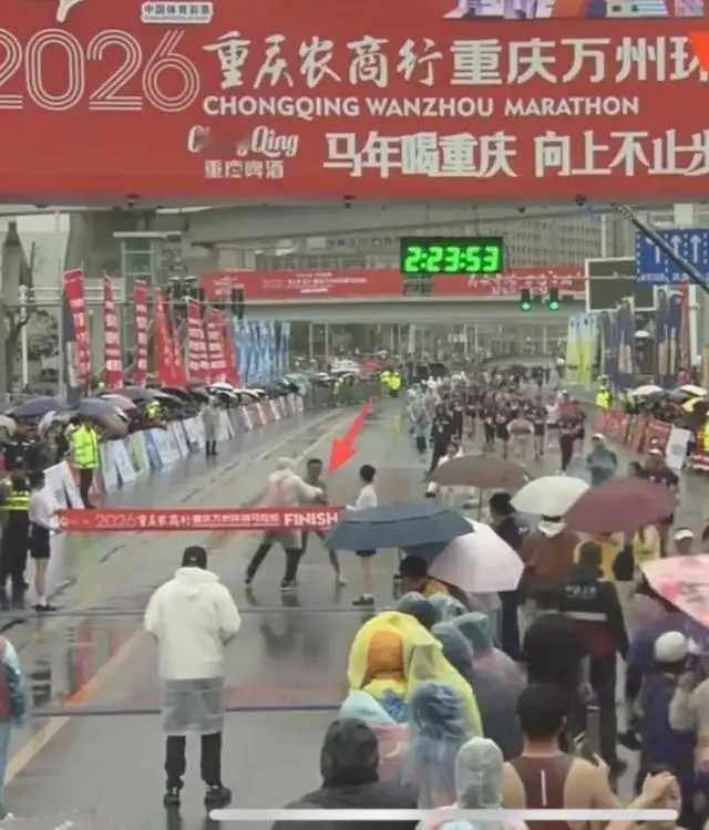 重庆万州马拉松比赛，盛雪李在冲刺时，差点被裁判给抱走。只是，不知道本次比赛有没