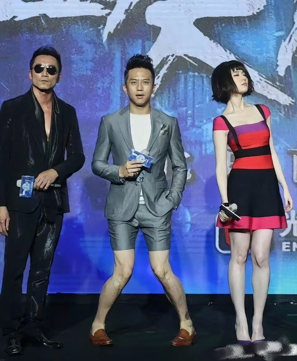 邓超这张照片太帅了，旁边的刘亦菲都想找个地缝了