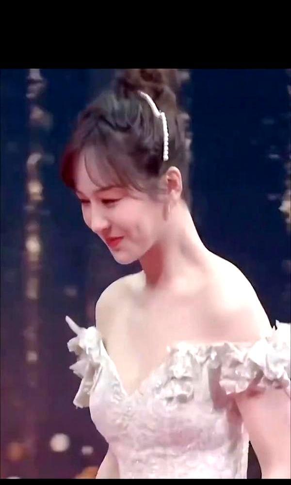 2016年杨紫被网暴时，第一个站出来的是张一山。那时候她正卡在事业转型关口