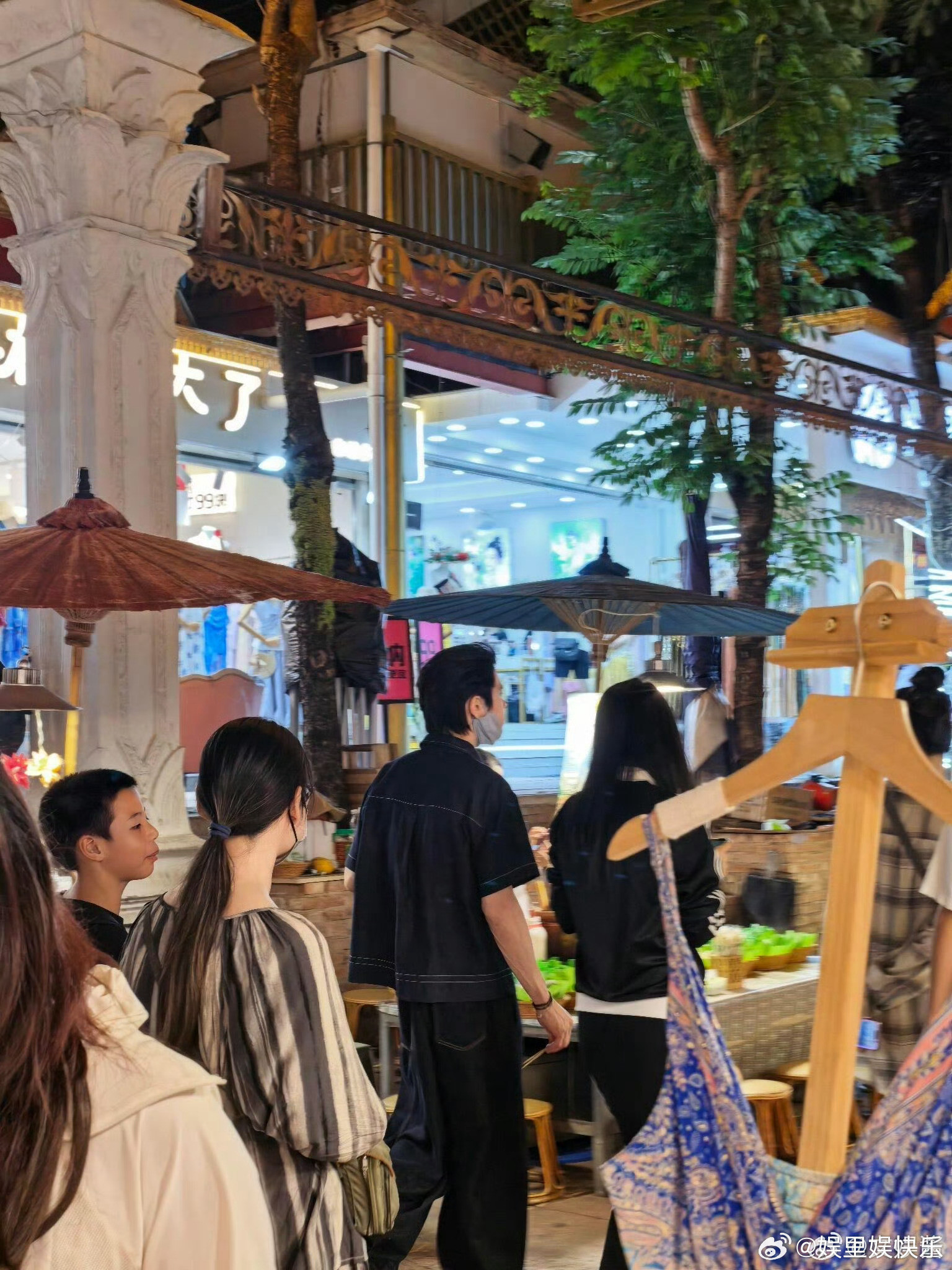 云南偶遇向佐郭碧婷抛开艺人身份，他们只是出游的普通家人，漫步云南街头，慢下来享