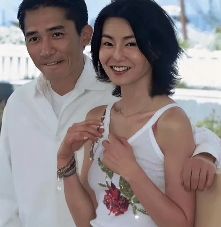 这是梁朝伟与张曼玉年轻时在戛纳的一张留影老照片，拍摄于2000年。那时候梁朝伟3
