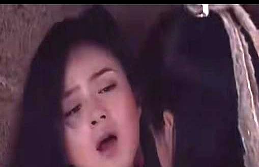 19岁的蒋欣，在剧组里瑟瑟发抖，即将献出荧幕初吻。对手林志颖却突然掏出两瓣生蒜