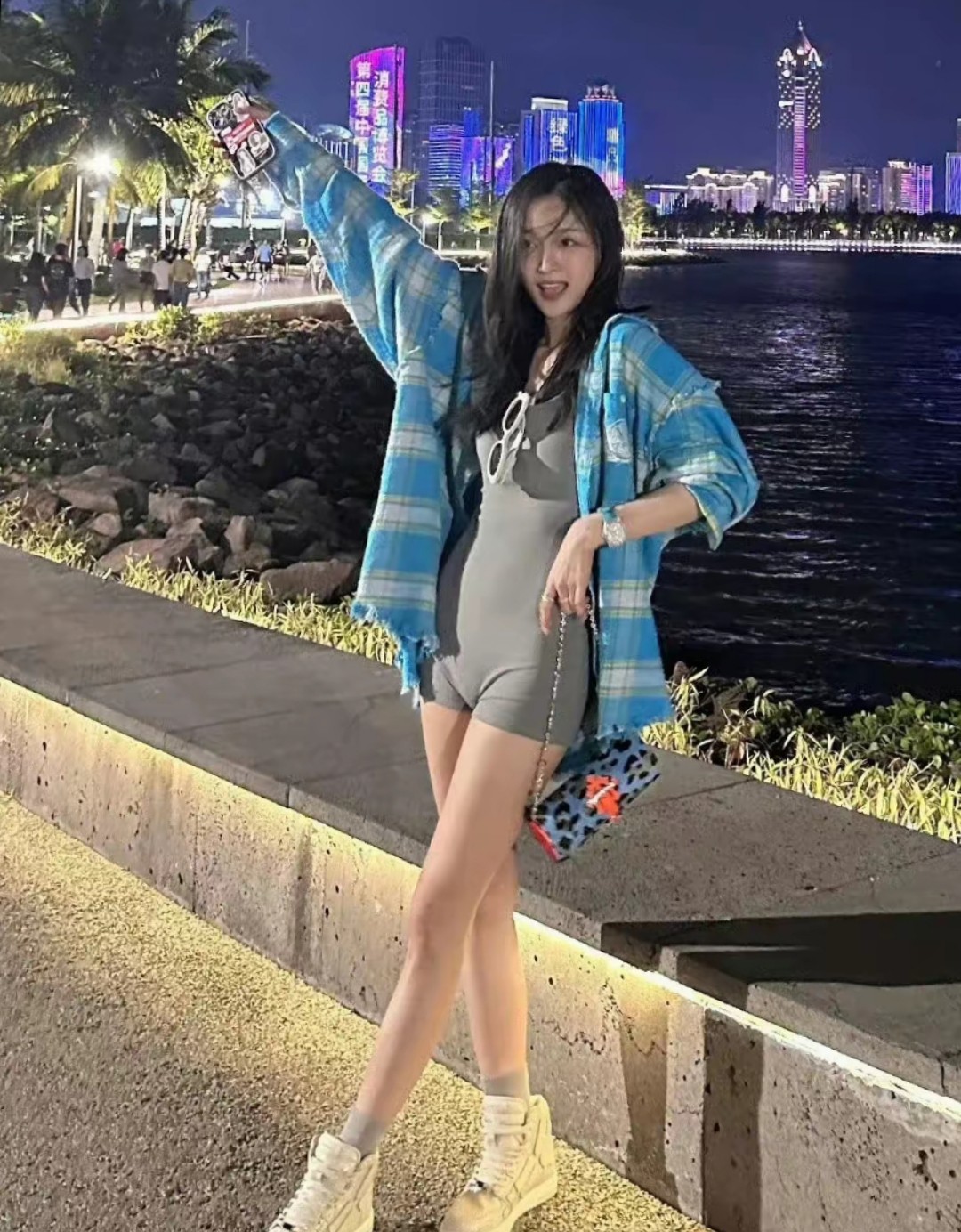 吴宣仪这身街头风灰色连体衣造型太有范儿了，简单利落的剪衬得她整个人清爽又时髦。这