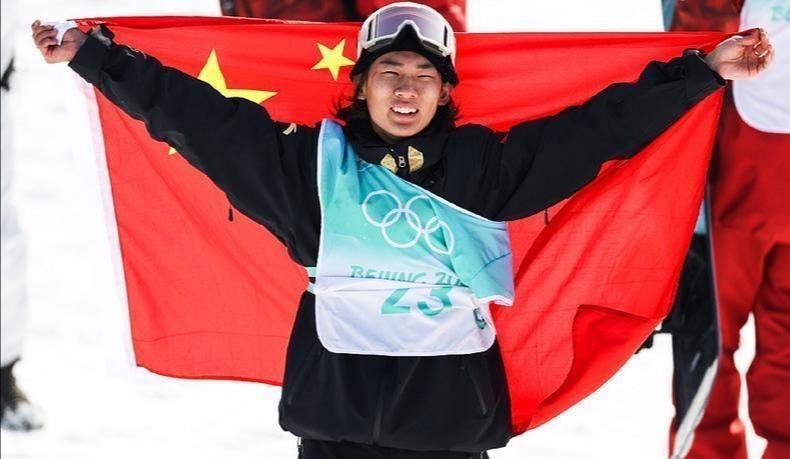 让体育跨越国界消除成见为中国队夺得米兰冬奥会首金的苏翊鸣的教练是日本人佐