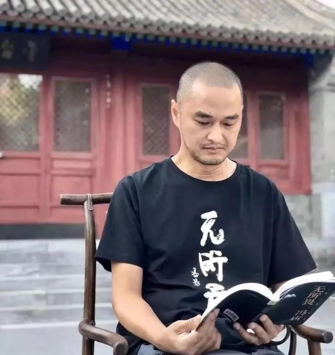 一次，冯唐组了个10人的饭局，一大早就叫主厨备好新鲜海鲜，可开席前2小时，10个