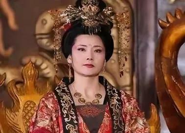 公元528年，胡太后把1杯毒酒，端到19岁的儿子面前，冷冷地说:“陛下，把它喝下