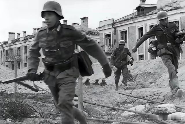 在斯大林格勒战役中，13万人的第62集团军打到最后只剩不到四百人，而第62集团军