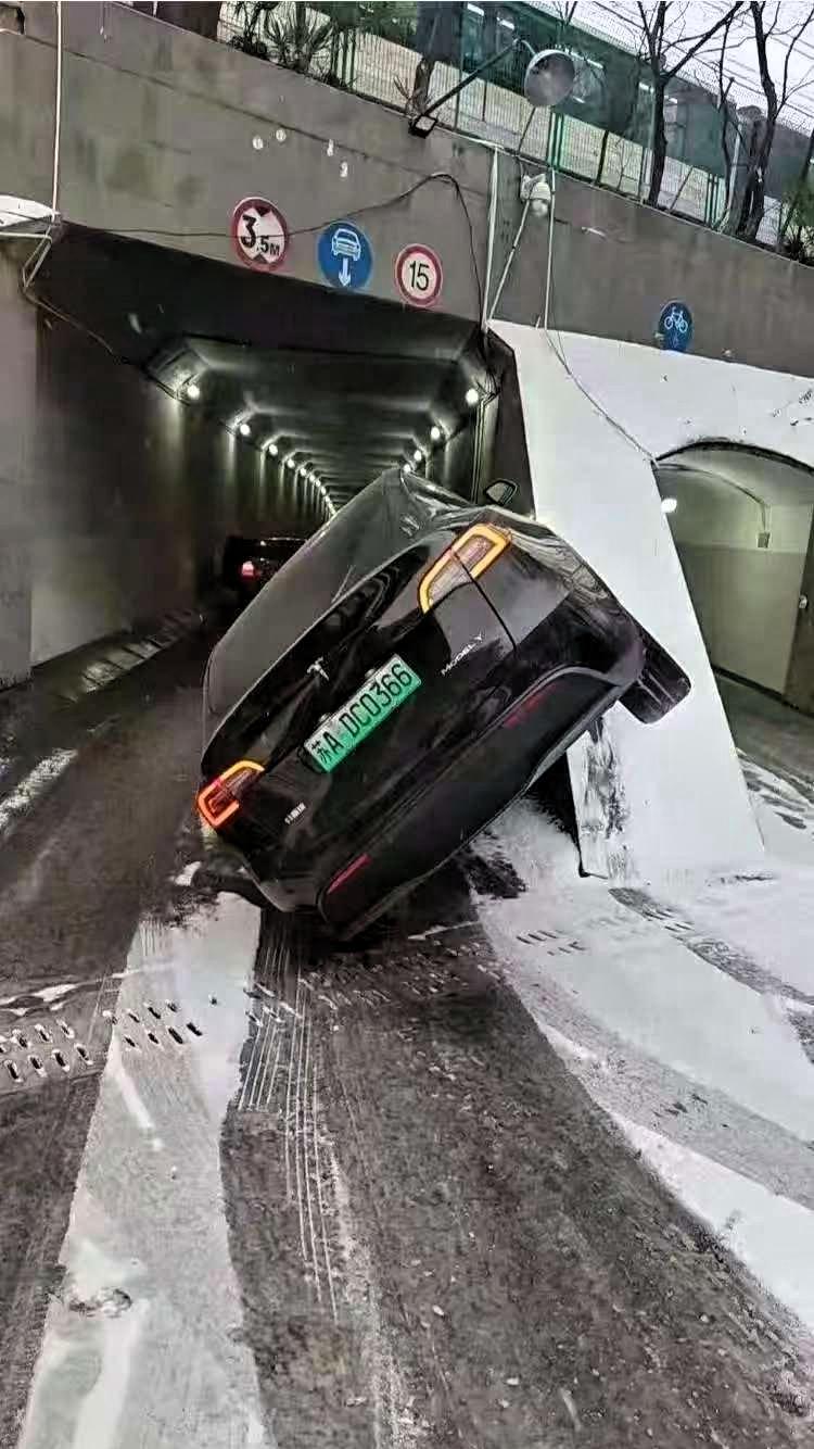 苏A的教育局没想到市政不扫雪。市政没想到教育局不停课。市政的扫雪工作没跟上