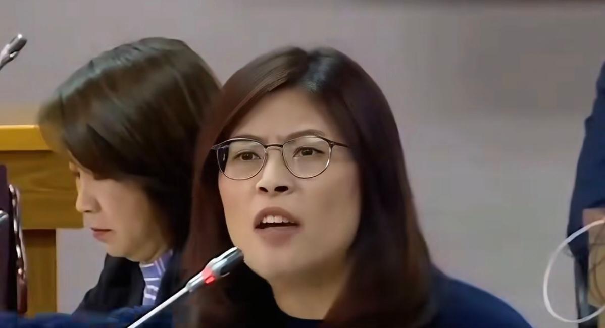 郑丽文一句表态,瞬间点燃全网关注。短短几个字气场十足,直接回应近期引发热议的热点