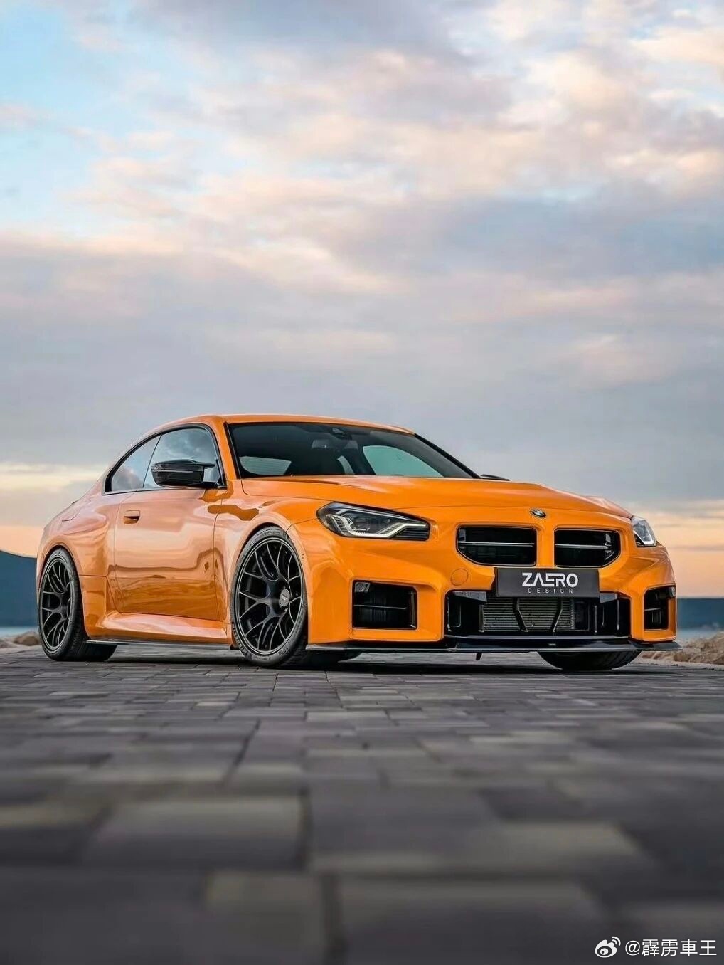 日光倾泻，锋芒毕露。宝马M2以纯粹驾趣，唤醒赛道基因。精准操控，雷霆动力，每一