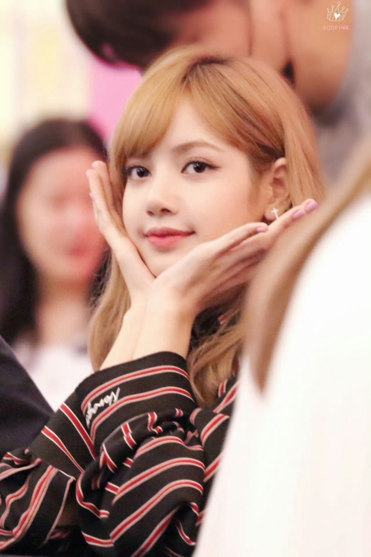 Lisa曾用歌词示爱LV三公子LISA在新专辑第三首单曲《MoonlitF