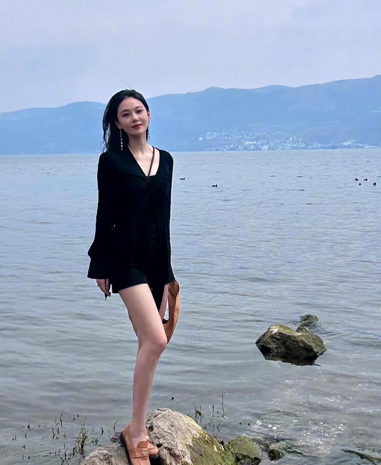 红毯上明艳大美人，私服又飒又辣，这自律程度真服了[点赞][点赞]！身材管理一觉，感