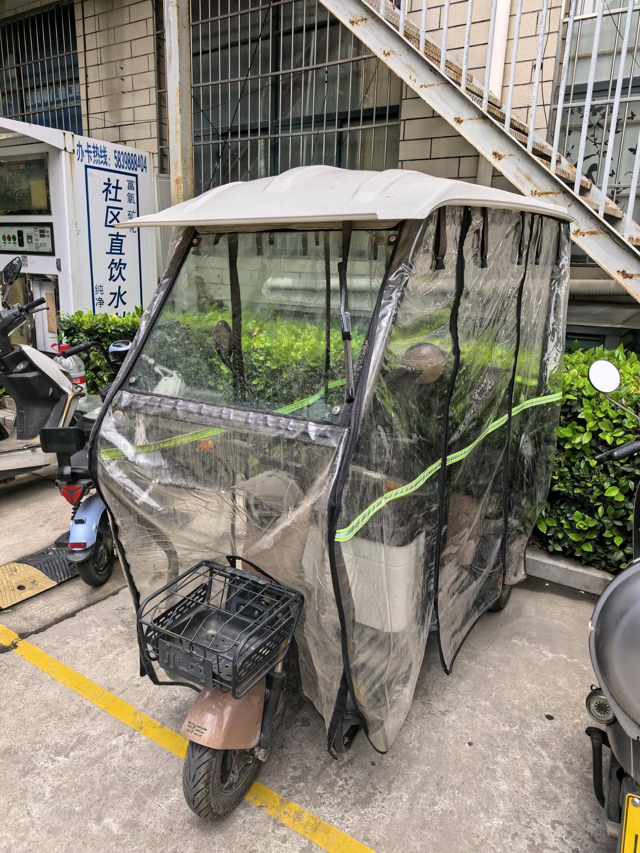 院里电动三轮越来越多了三轮车真的太方便了，连我都想买一辆骑了，省钱，省地方，停